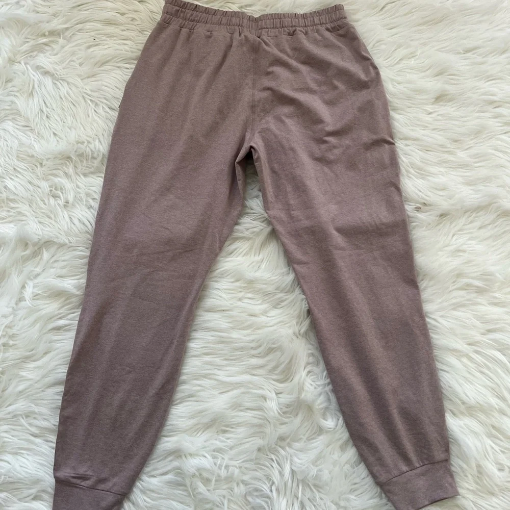 Vuori Performance Jogger in a Dusty Mauve size XS - Picture 4 of 8